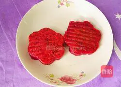 Illustration of how to make dragon fruit milk pancakes (flower shape) 16