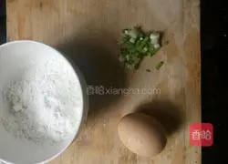 Illustration of how to make green onion fried egg pancake 1