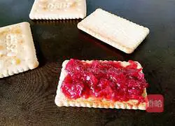 Illustration of how to make jam sandwich biscuits 3