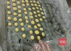 Illustration of how to melt egg yolk into beans 5