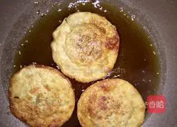 Illustration of how to make chive meat pie 7