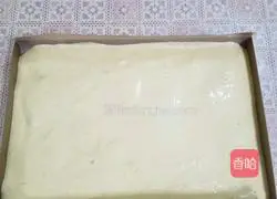 Illustration of how to make banana puree cake roll 12