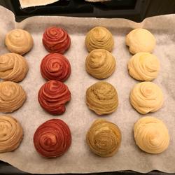 Four-color lotus paste and egg yolk cake