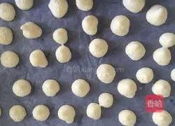 Illustration of how to make polka dot cake rolls 15