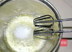 Illustration of how to make cream fruit cake roll 4