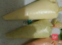 Illustration of how to make colorful cake rolls 9