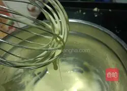 Illustration of how to melt egg yolk into beans 1