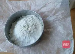 Illustration of how to make sponge raisin layer cake pieces 3