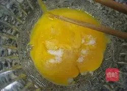 Illustration of how to make eight-inch strawberry chiffon cake 2