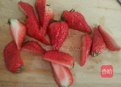 Illustration of how to make eight-inch strawberry chiffon cake 13