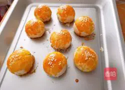 Illustration of how to make egg yolk cake 28