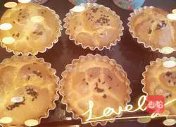 Illustration of how to make raisin and peanut cake 12