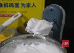 Illustration of how to make chiffon cake 9