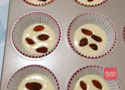 Illustration of how to make raisin muffin cake 13