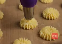 Illustration of how to make flower-shaped cookies 8