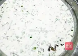 Illustration of how to make fungus and green onion cake 4