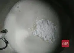 Illustration of how to make red yeast powder jam cake roll 5