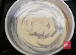 Illustration of making glutinous rice flour striped chiffon cake 9