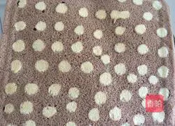 Illustration of how to make polka dot cake rolls 18