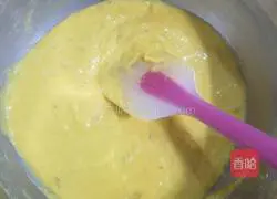 Illustration of how to make banana mashed cake roll 8