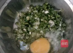 Illustration of how to make egg and green onion cake 1