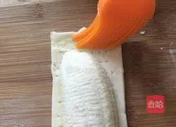 Illustration of how to make banana meringue pie 5