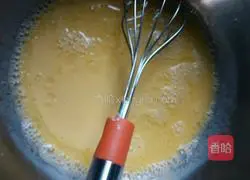 Illustration of how to make red yeast powder jam cake roll 7