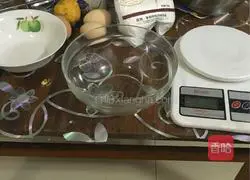 Illustration of how to make chiffon three-layer strawberry sandwich cake 1