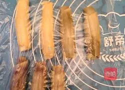 Illustration of how to make four-color lotus paste and egg yolk cake 8