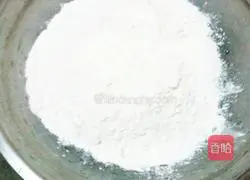 Illustration of how to make fungus and green onion cake 1