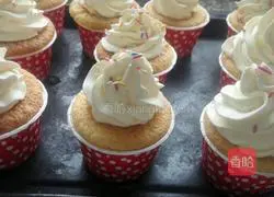 Illustration of how to make cream cupcakes 11