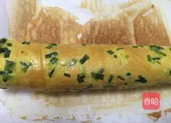 Illustration of how to make scallion and meat floss cake rolls 8