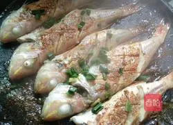 Illustration of how to fry fish in an electric pan 3