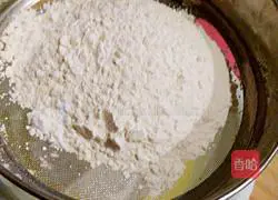 Illustration of how to make eight-inch chiffon cake 3