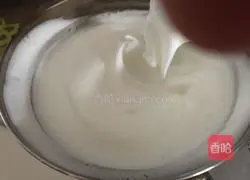 Illustration of how to make light cream chiffon cake 5