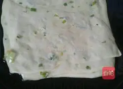 Illustration of how to make scallion pancakes 7