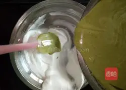 Illustration of how to make matcha cream cake roll 8