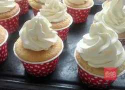 Illustration of how to make cream cupcakes 10