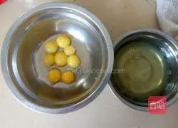 Illustration of how to make dried cranberry cake rolls 2