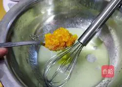 Illustration of how to make sweet orange small four rolls 3