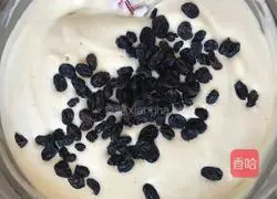 Illustration of how to make raisin cake rolls 14