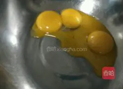 Illustration of how to make red yeast powder jam cake roll 3