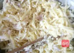 Illustration of how to make onion and potato pancakes 2