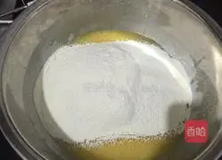 Illustration of how to make rice cooker chiffon cake 4