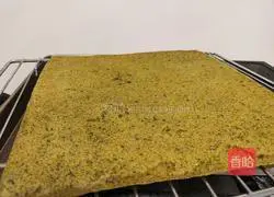 Illustration of how to make matcha cream cake roll 10