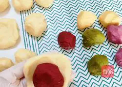 Illustration of how to make spiral egg yolk cake 10