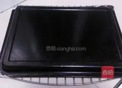 Illustration of how to make raisin jam cake roll 15