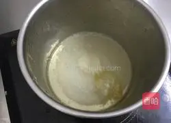 Illustration of making homemade sugar-covered fondant cake 5