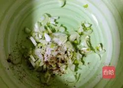 Illustration of how to make potato egg pancakes 2