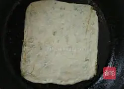 Illustration of how to make green onion layer cake 4